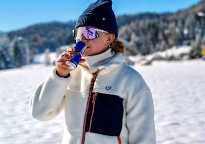 Biathlon-Ass Selina Grotian trinkt nach dem Training ein Red Bull.