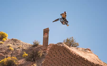 Thomas Genon participe au Red Bull Rampage à Virgin, dans l'Utah, aux États-Unis, le 13 octobre 2023.