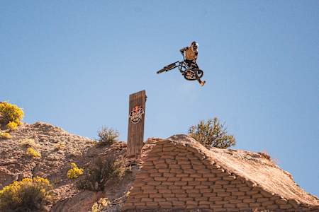 Thomas Genon participe au Red Bull Rampage à Virgin, dans l'Utah, aux États-Unis, le 13 octobre 2023.