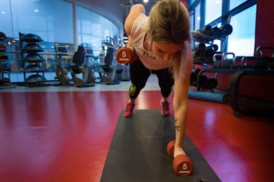 ارفع الذراع باستمرار على مقربة من الجسم