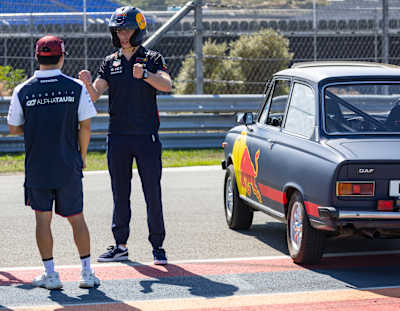 Max Verstappen и Yuki Tsunoda фотографирани за време на снимањето на  Red Bull Reverse на патеката Zandvoort во Холандија.