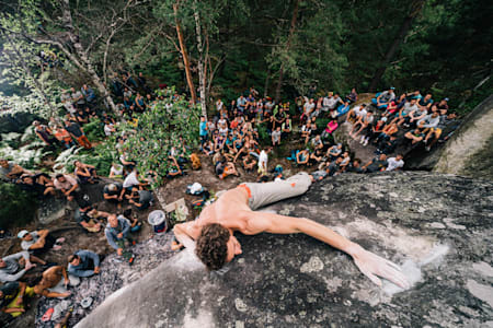 Le participant se produit lors de la finale du Red Bull Font&Bleau à Fontainebleau, en France, le 15 juin 2019.