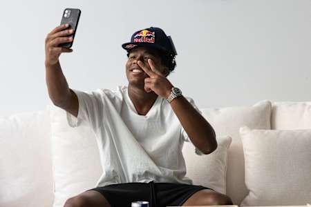 Red Bull-Athlet Endrick macht mit seinem Smartphone ein Selfie.