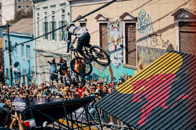 Un corredor de Red Bull Valparaiso Cerro Abajo salta sobre rampas artificiales en Valparaiso, Chile.