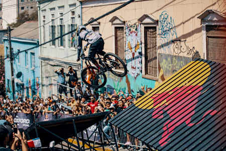 Un corredor de Red Bull Valparaiso Cerro Abajo salta sobre rampas artificiales en Valparaiso, Chile.