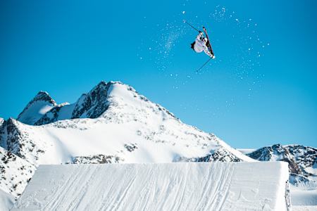 Der österreichische Freeskier Matěj Švancer in Action auf dem Stubaier Gletscher in Stubai, Österreich, am 7. November 2020.