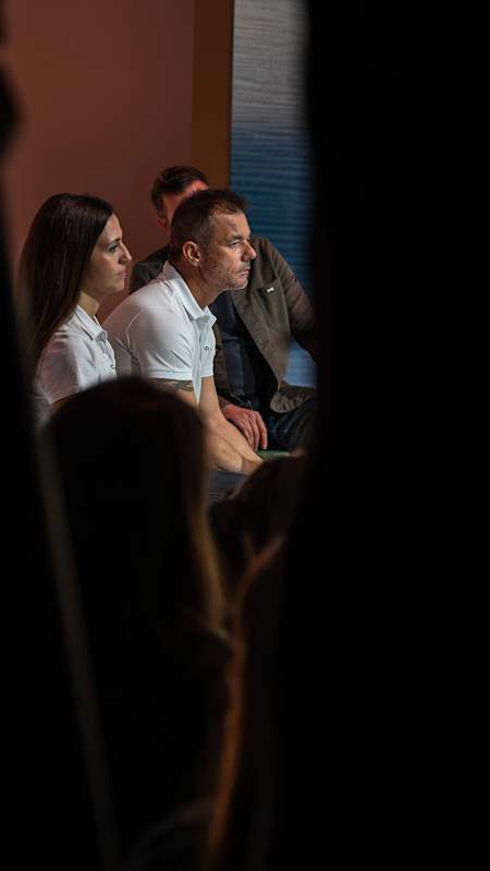 Crisitna Gutiérrez y Sébastien Loeb en la presentación del 30 de enero del nuevo Dacia Sandriders.