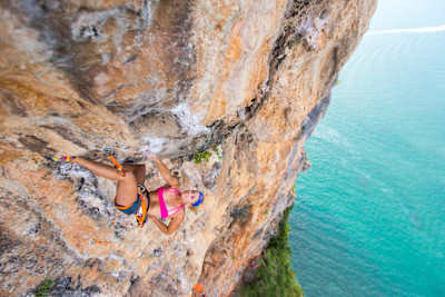 La grimpeuse américaine Sasha DiGiulian escalade une paroi lors de son ascension de Red River Gorge côtée 5.12c.