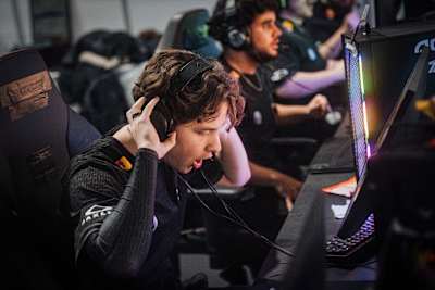 Un jugador de G2 Esports lo celebra tras ganar la final de la fase inferior en la fase de repesca del Red Bull Home Ground 2024 de Berlín. 