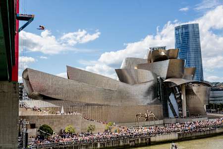 Museo Guggenheim Bilbao - Red Bull Cliff Diving