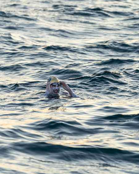 Sarah Thomas takes a breather during a long distance swim attempt.