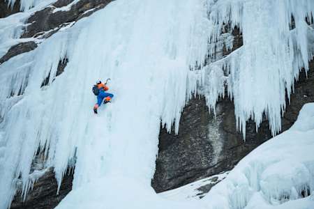 Dani Arnold hace escalada libre en solitario en Breitwangfluh, cerca de Kandersteg, Suiza, el 24 de diciembre de 2017.