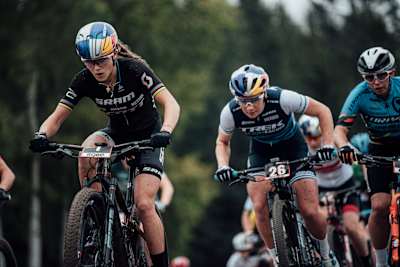Kate Courtney und Evie Richards fahren bei UCI XCC-Rennen 2020 in Nove Mesto, Tschechien.