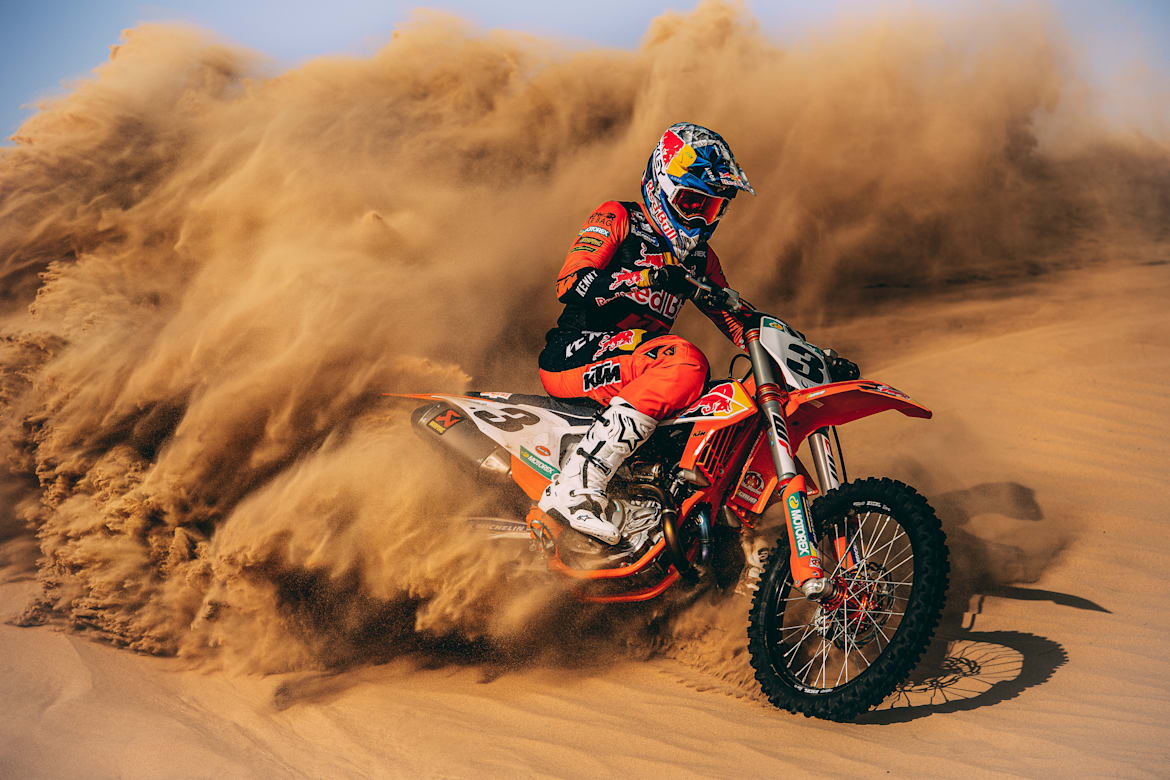 Sam Sunderland σηκώνει άμμο στην έρημο του Ντουμπάι, ενώ γυρίζει το νέο φιλμ, Yalla.