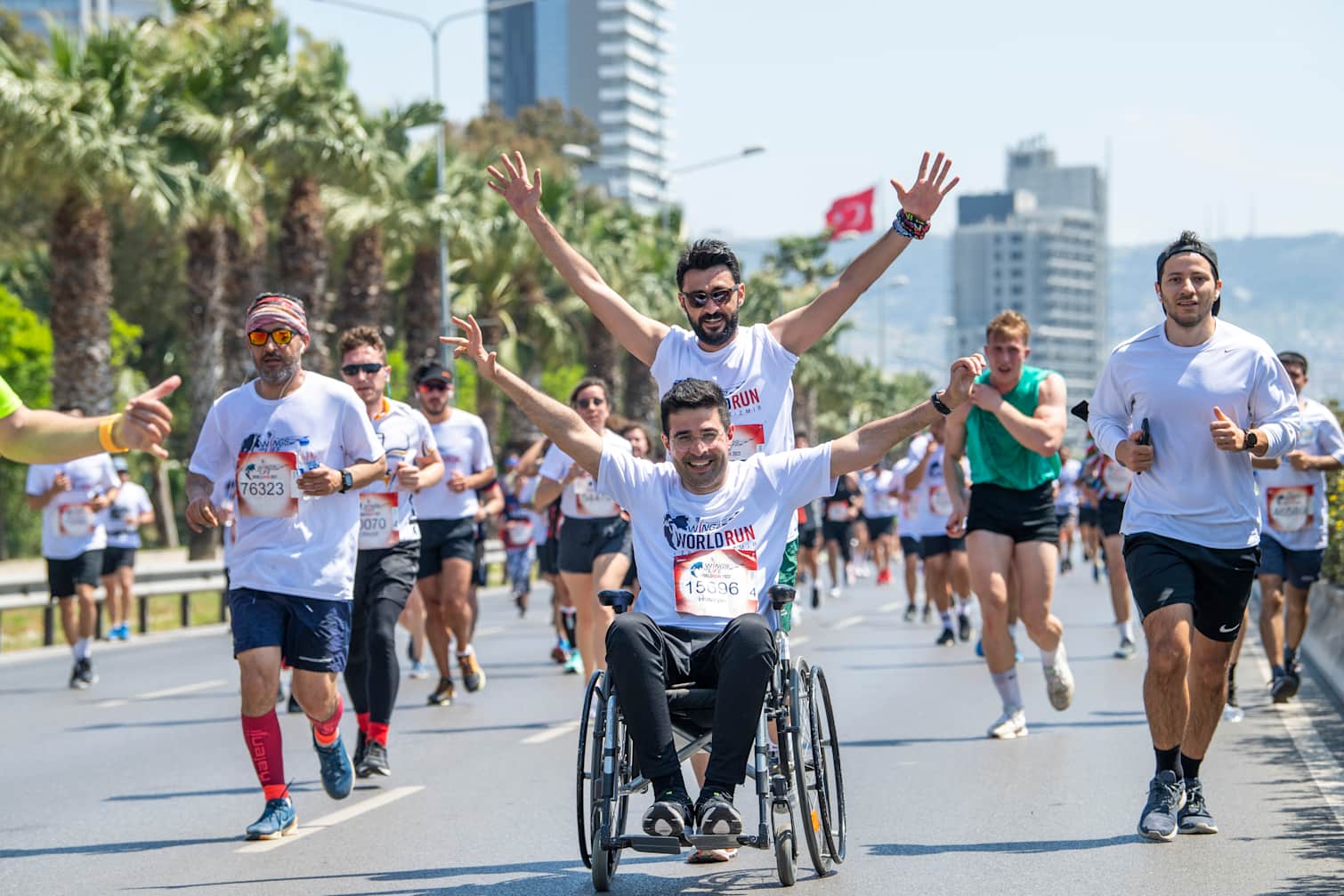 Συμμετέχοντες τρέχουν στο Wings for Life World Run στη Σμύρνη της Τουρκίας στις 8 Μαΐου 2022. 