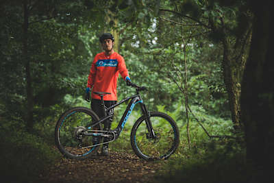 Olly Wilkins i rower elektryczny focus