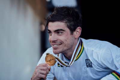 Loïc Bruni, a remporté son troisième titre de champion du monde de VTT DH à Lenzerheide en 2018.