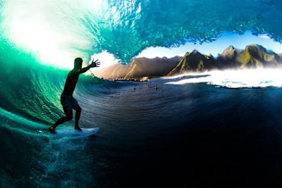 Michel Bourez face surf în fața fotografului Leroy Bellet pe un val perfect în Tahiti.