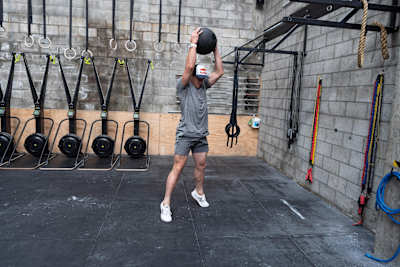 Brook MacDonald mit einem Medizinball im Fitnessstudio in Wellington im April 2019.