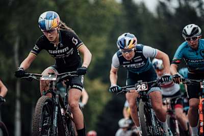 Kate Courtney y Evie Richards durante la UCI XCC en Nove Mesto na Morave, República Checa, el 2 de octubre de 2020.