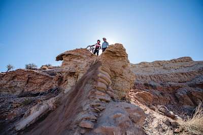 Casey Brown und Hannah Bergemann stehen an der Spitze von "The Ovary" und diskutieren den Drop bei Red Bull Formation 2021 in Virgin, Utah, USA.
