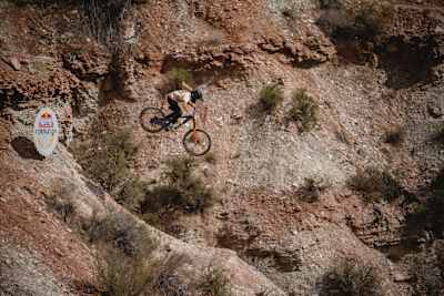 Jess Blewitt überwindet den "The Plastic Bag Drop" bei Red Bull Formation 2021 in Virgin, Utah, USA.