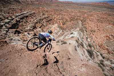 Chelsea Kimball fährt ihre Line bei Red Bull Formation 2021 in Virgin, Utah, USA.