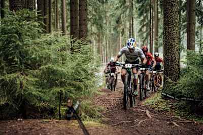Henrique Avancini roule sur la piste de la Coupe du monde UCI de VTT cross-country 2020 à Nove Mesto na Morave, en République-Tchèque.