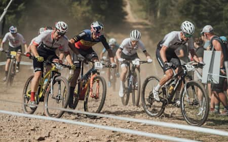 Vlad Dascalu roule sur la piste de la Coupe du monde UCI de VTT cross-country à Snowshoe aux États-Unis.