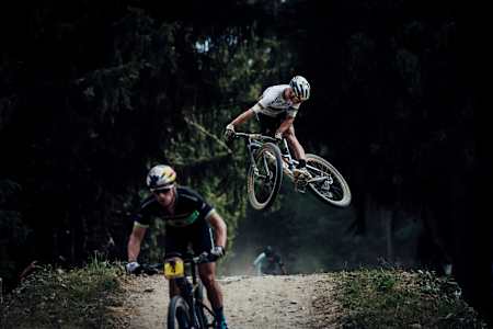 Nino Schurter durante el UCI XCO World Cup en Les Gets, Francia el 14 de Julio, 2019.