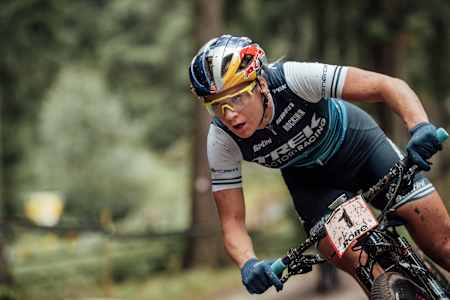 Evie Richards roule sur la piste de la Coupe du Monde UCI de VTT Cross-Country 2020 à Nové Město en Tchéquie.