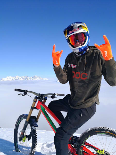 Fabio Wibmer en VTT dans une station de ski dans la vidéo Fabiulous Escape (Escapade Fabuleuse).