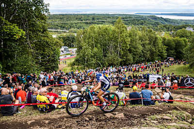 Pauline Ferrand-Prévot en la cumbre de la subida de La Marmotte.