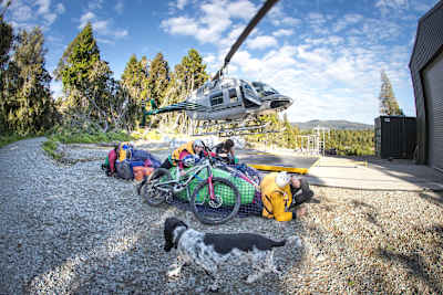 Rob Warner y Matt Jones se preparan para subir al helicóptero en el Buller District de Nueva Zelanda.