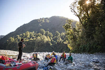 Josh James habla con el equipo de Rob's Wild Ride en el campo del Buller District de Nueva Zelanda.