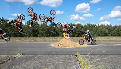 FMX-Weltmeister Luc Ackermann beim Backflip in Richtung Weltrekord.