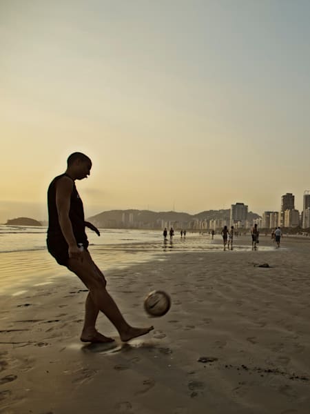 Beach soccer sur la plage de Sao Paulo au Brésil. Voici les règles d'or pour joueur au foot à la plage.