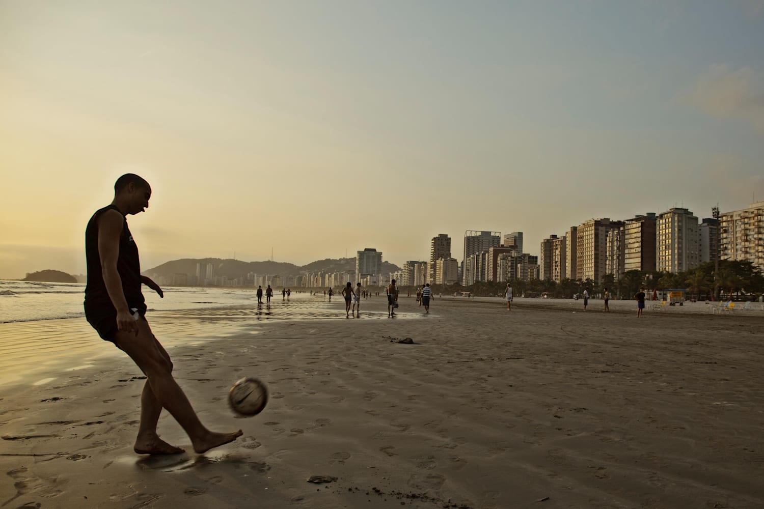 Mais Comment Jouer Au Foot A La Plage Beach Soccer