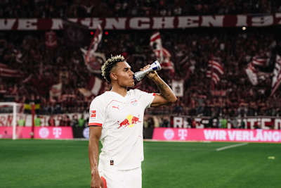 Antonio Nusa du RB Leipzig boit à la bouteille de Red Bull.