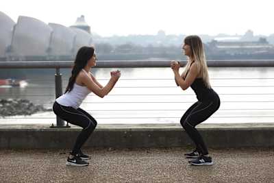 Przysiady dobrze działają na pośladki - wzmacniają i wyszczuplają