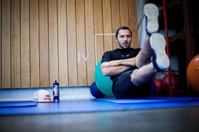 Le rider de VTT de descente colombien Marcelo Gutiérrez s'entraine à la salle.