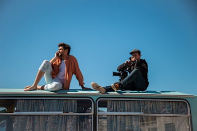 Musik-Videoproduzent Marvin Ströter filmt Sänger Alvaro Soler auf dem Dach eines Tourbusses.