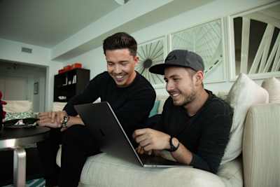 Musikvideoproduzent Marvin Ströter mit Pop-Sänger Nico Santos.