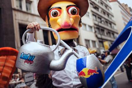 Competidor posa para foto antes da corrida na Av. Corrientes, em Buenos Aires