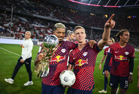 Dani Olmo mit dem Spielball nach seinem Hattrick im DFL-Supercup-Spiel zwischen Bayern München und RB Leipzig. 