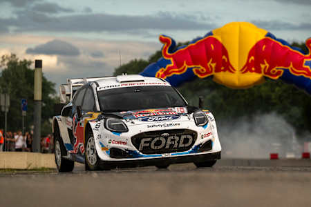 Le pilote de rallye WRC Martin Sesks en pleine action.