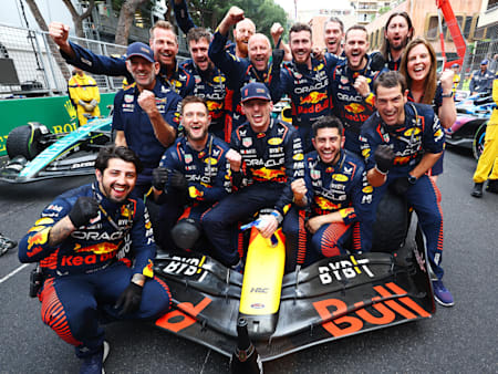 Max Verstappen de l'écurie Oracle Red Bull Racing célèbre sa victoire avec ses mécaniciens lors du Grand Prix F1 de Monaco 2023.
