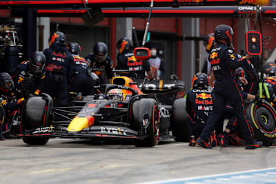 Al hacer una parada en boxes puedes ganar algunas décimas, pero también puedes perder segundos.