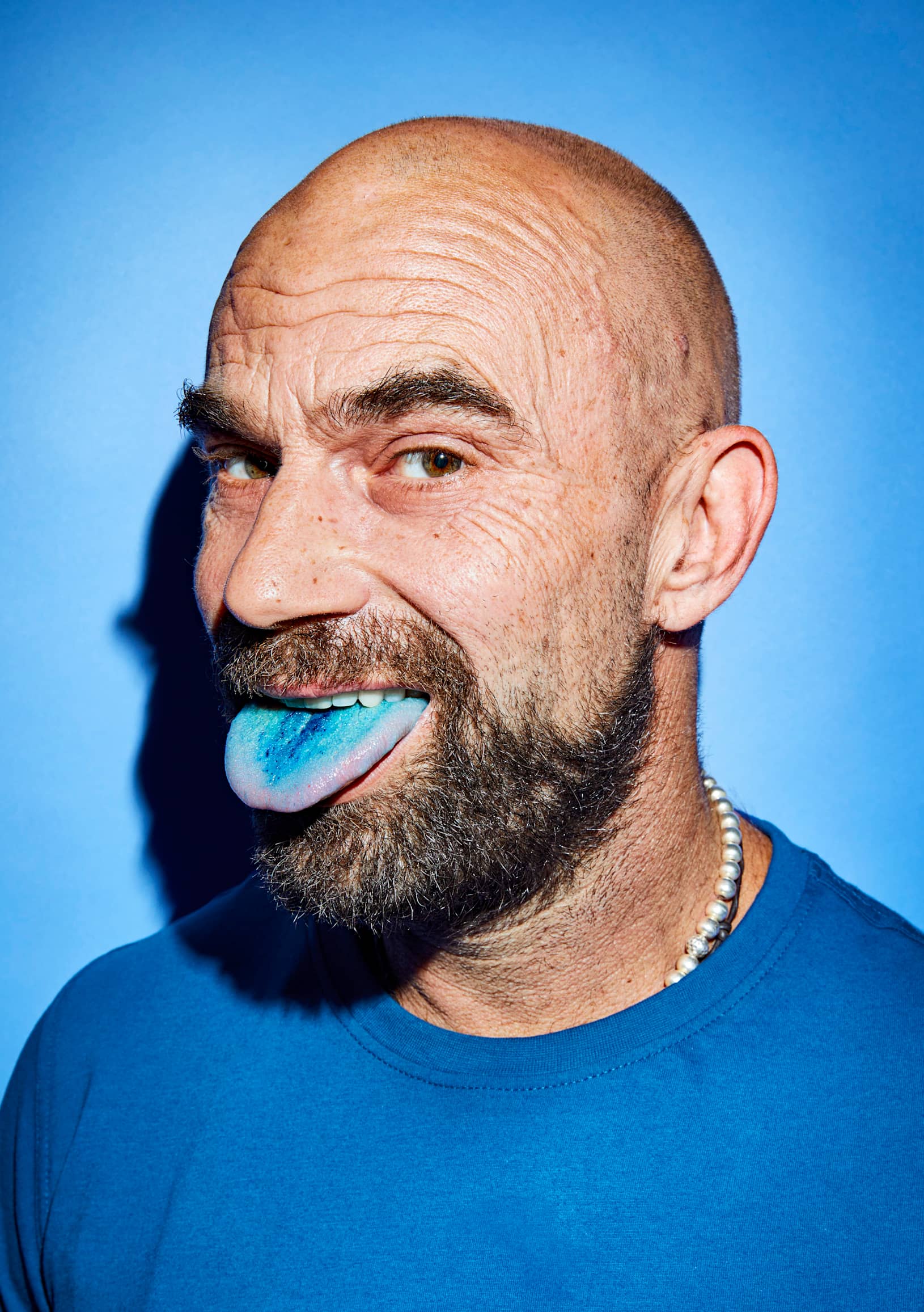 Andreas Breitfeld mit blauer Zunge durch die Smart Drug.