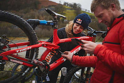 La rideuse VTT Rachel Atherton et un mécanicien font des vérifications de son VTT.